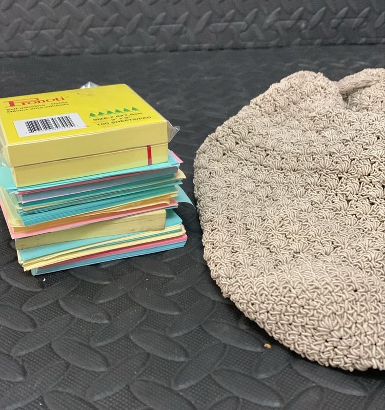 Mochila de Crochet y Papeles para Estudio