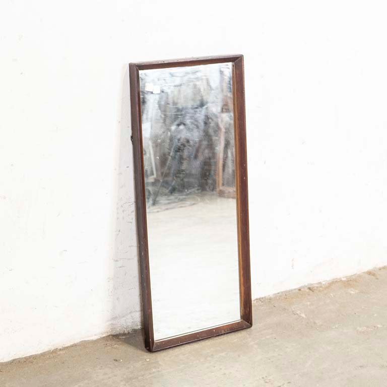 Lote siguiente: Espejo americano con manchas y detalles en el lustre