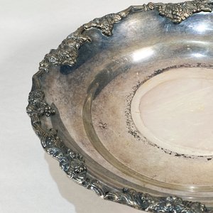 Centro de Mesa Labrado, Plato Inglés y Cáliz de Metal - imagen 3