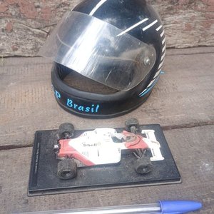 Lote siguiente: Casco Miniatura GP Brasil Fórmula 1 y Maqueta de Auto de Carreras