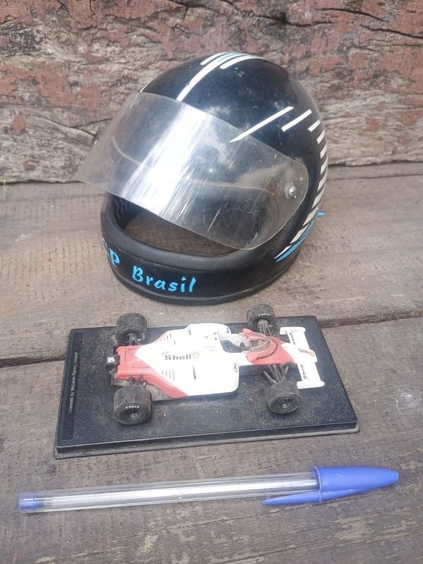 Casco Miniatura GP Brasil Fórmula 1 y Maqueta de Auto de Carreras