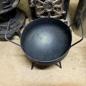 Fogon Negro Metálico con Patas y Asas - 37 cm Diámetro - imagen 3