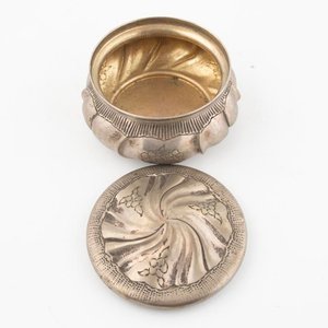 Polvera Antigua Circular de Plata 800 con Tapa y Grabados Florales - imagen 2