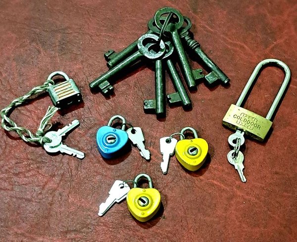 Colección de llaves antiguas y candados vintage con sus llaves - imagen 1