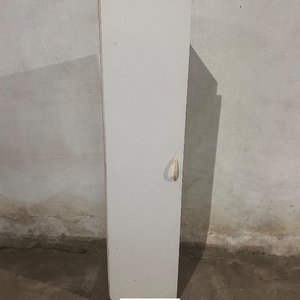Mueble Vertical Blanco para Artículos de Limpieza con Estantes y Ganchos - imagen 2