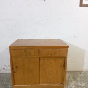 Lote anterior: Aparador Bajo de Madera con 2 Cajones y 2 Puertas Corredizas