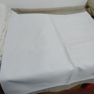 Lote de Textiles: Corte de Tela, Mantel Cuadrado Blanco, Cortina y Sábana de Cuna - imagen 4