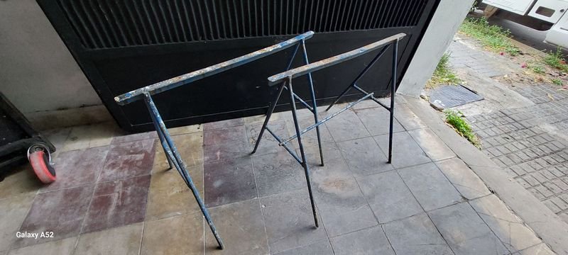 Par de caballetes metálicos en buen estado - imagen 2
