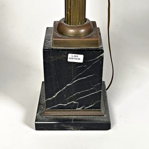 Par de Lámparas de Pie Clásicas: Bronce y Mármol con Pantallas Negras - imagen 2