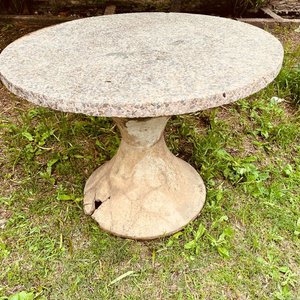 Mesa de Patio Redonda de Hormigón con Base Detallada - imagen 3