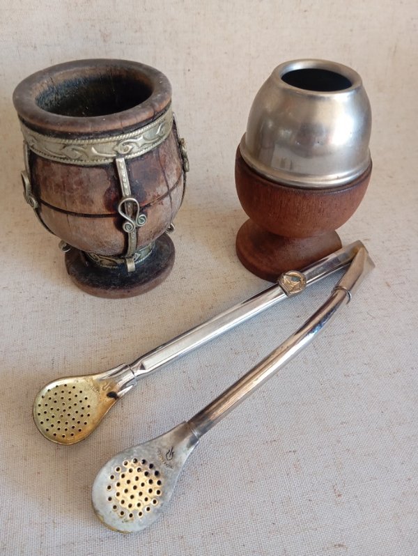 Dos tazas de metal con bombilla y accesorios - imagen 4