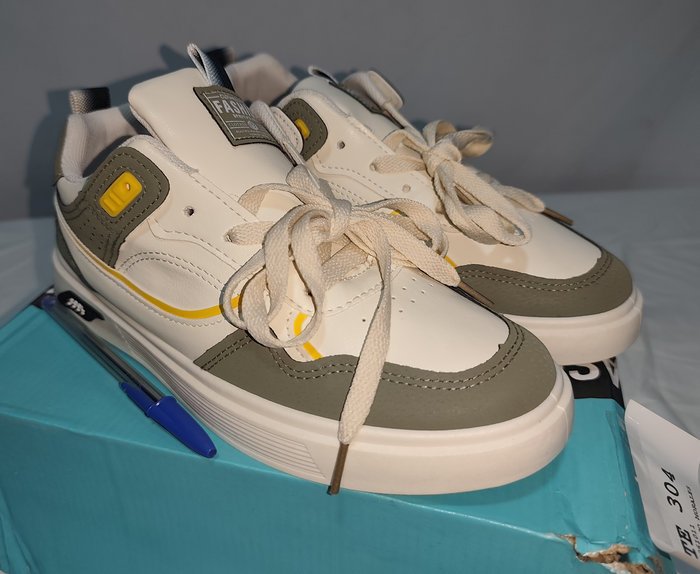 Zapatillas Deportivas Unisex Eco Cuero Náutico Beige y Verde Talle 40
