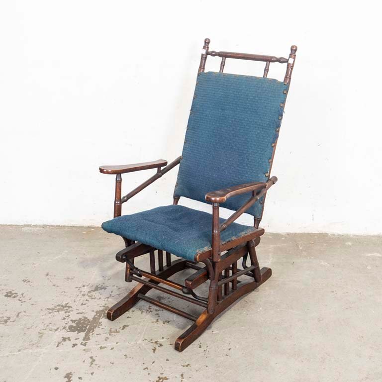 Lote siguiente: Sillón mecedora azul con detalles