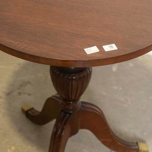 Mesa de Sala Inglesa con Pie Trípode Central y Detalles en Lustre - imagen 2