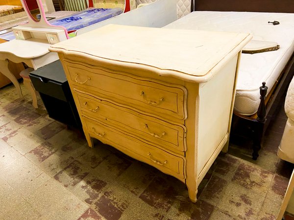 Cómoda Antigua de Madera Clara con Tres Cajones