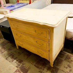 Lote siguiente: Cómoda Antigua de Madera Clara con Tres Cajones