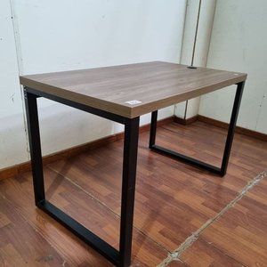 Escritorio Tono Madera con Patas Negras y Pasacables - imagen 3