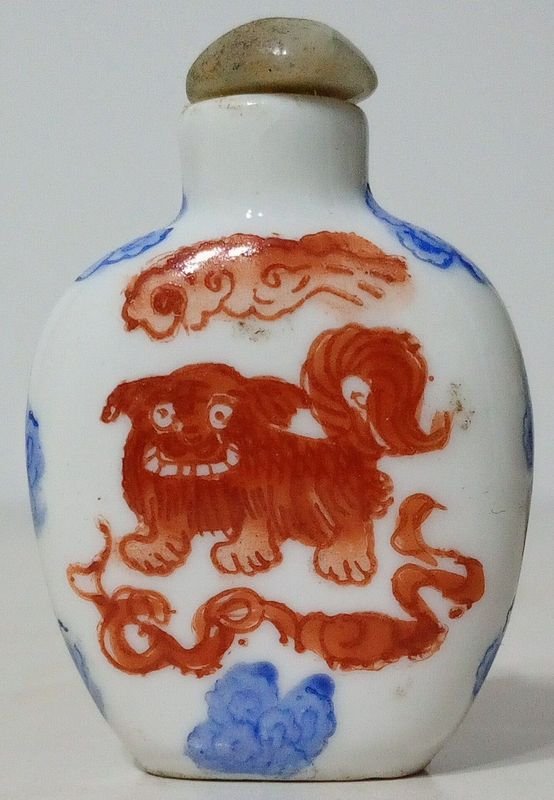 Frasco de Rapé Chino de Porcelana Pintada a Mano con Perro de Fu y Tapa de Jade - imagen 1