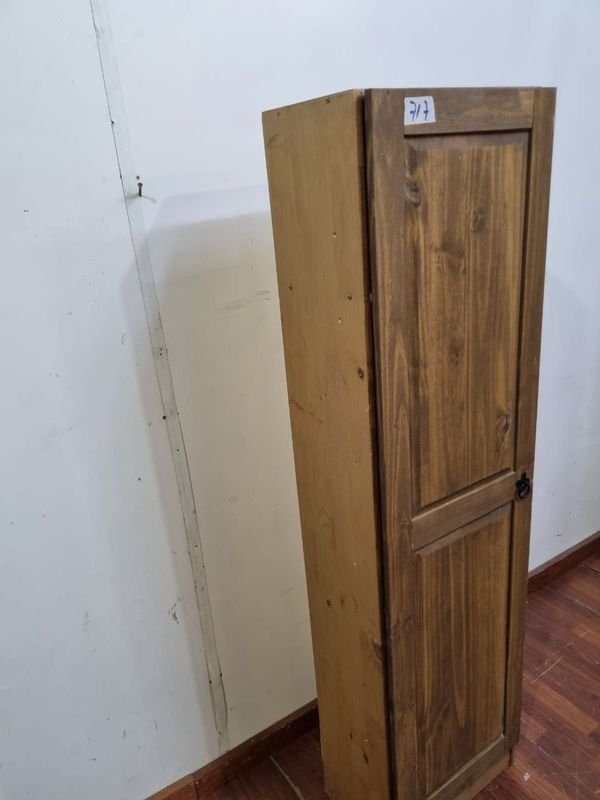 Gabinete de madera con puertas y estantes - imagen 4
