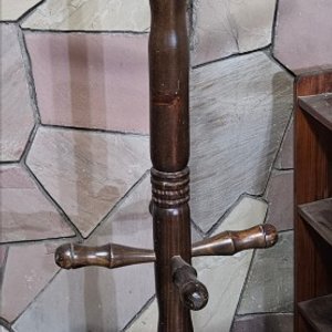 Lote siguiente: Perchero de Pie de Madera Maciza Alto