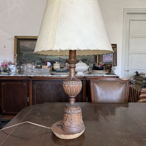 Lámpara de Mesa Antigua con Base de Madera Tallada y Pantalla de Tela - imagen 10