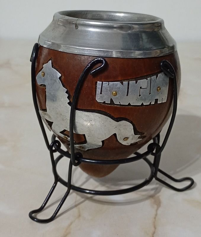 Mate de porongo con virola de acero inoxidable con aplique de imagen de caballo y 'URUGUAY' con soporte. Nuevo.