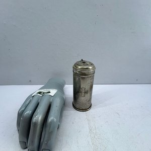 Lote siguiente: Antigua Talquera de Bronce Niquelado Higienicum con Tapa de 3 Agujeros