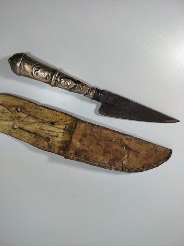 Cuchillo antiguo de acero al carbono con cabo de plata y oro - imagen 2