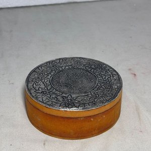 Lote de Adornos y Cajas Antiguas: Bicicletas de Hierro, Ceniceros y Estuches Decorativos - imagen 16