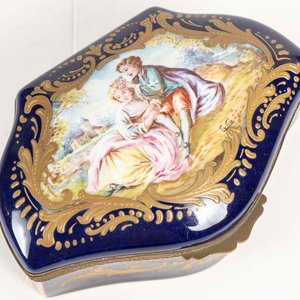 Alhajero Francés Sevres Porcelana Azul con Escena Romántica - imagen 2