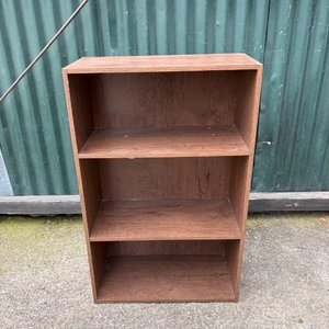 Lote siguiente: Biblioteca Baja de Madera con Tres Estantes