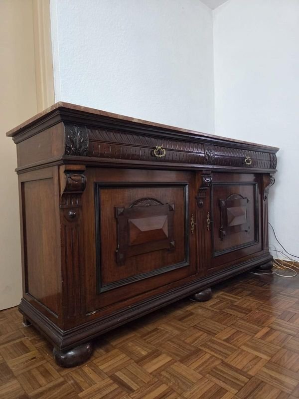 Aparador de Madera con Diseño Clásico