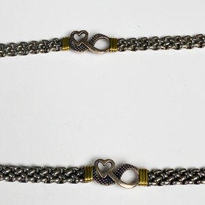 Lote de Cuatro Pulseras Metálicas Labradas con Diseños Variados - imagen 4