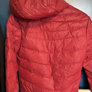 Dos Camperas: Una Roja Acolchada y Una Azul de Poliéster Talle L - imagen 5