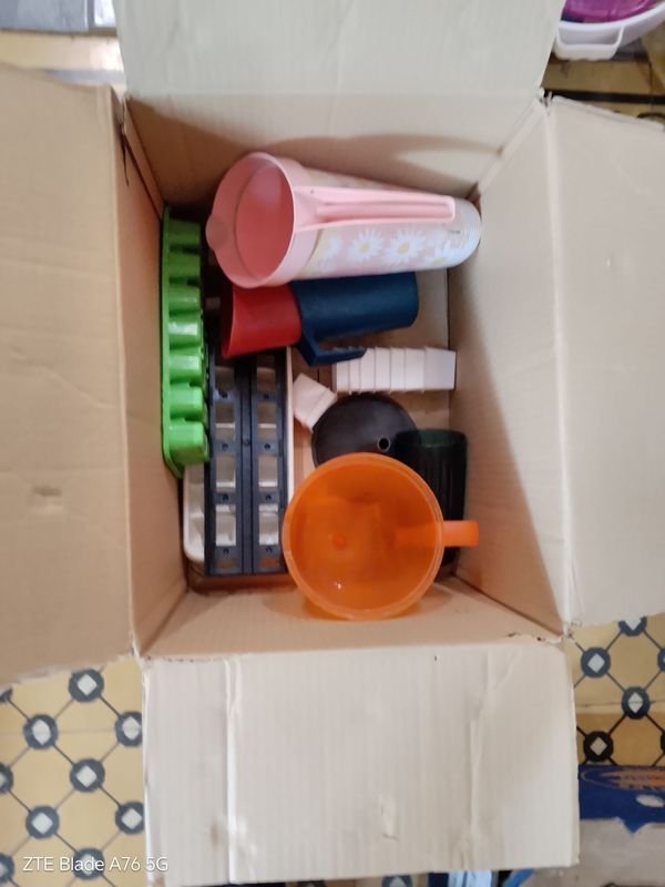 Lote siguiente: Colección de plásticos variados