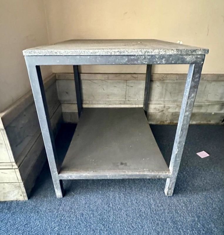 Mesa de Granito con Estructura en Hierro