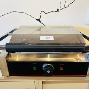Lote siguiente: Lote #027 – Plancha grill eléctrica profesional con placas acanaladas y estructura de acero inoxidable – 43x31x20cm