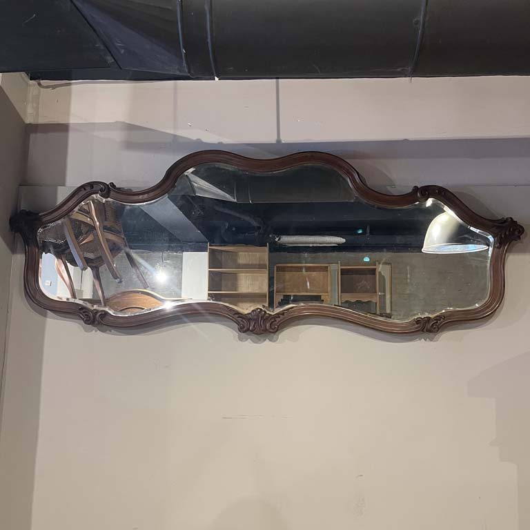 Lote siguiente: Espejo Francés Antiguo con Marco Ornato y Reflección