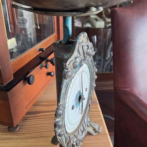 Balanza Antigua de Cocina con Plato Metálico Ornamentado - imagen 2