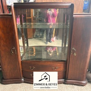 Lote siguiente: Cristalero Antiguo de Madera Oscura con Puertas de Vidrio y Cajones