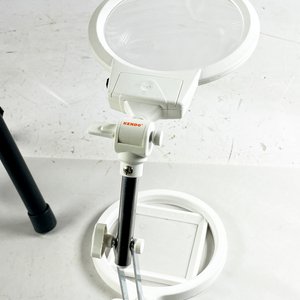 Trípode Negro y Lupa de Sobremesa Blanca - imagen 2