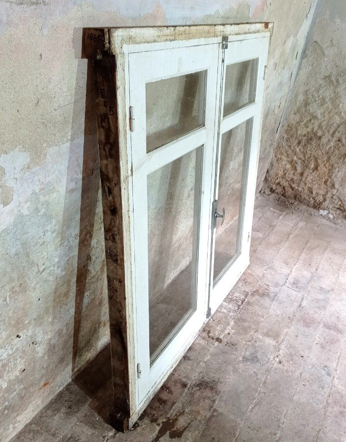 Ventana de madera con dos hojas batientes y marco en cedro - imagen 4