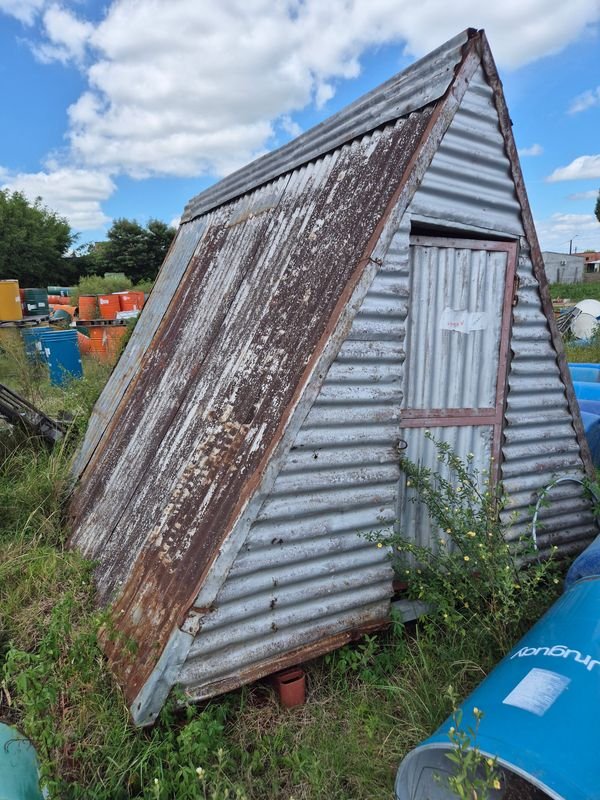Cabaña de metal corrugado en mal estado - imagen 1