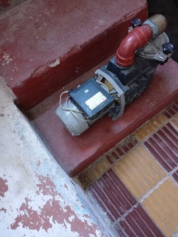 Bomba con motor eléctrico en buen estado - imagen 3