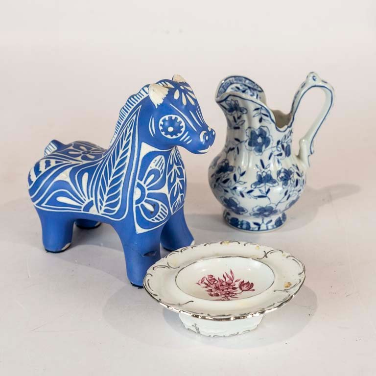 Lote siguiente: Figura de caballo de cerámica y jarrita de porcelana
