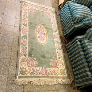 Par de Sillones Rayados y Alfombra con Flores - imagen 2
