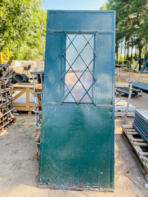 Puerta antigua en chapa con ventana de diamantes - imagen 1