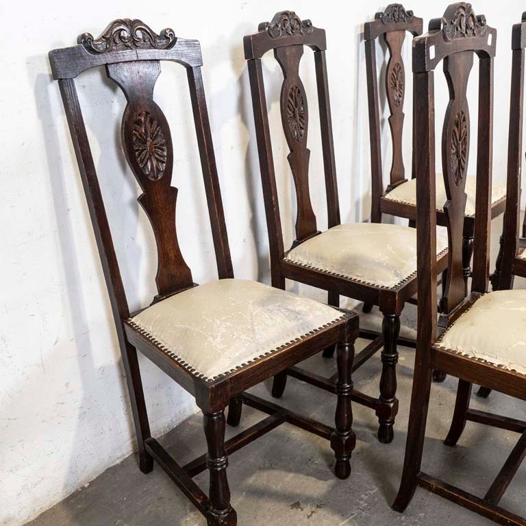 Sillas de roble talladas con asientos tapizados en cuerina - imagen 2