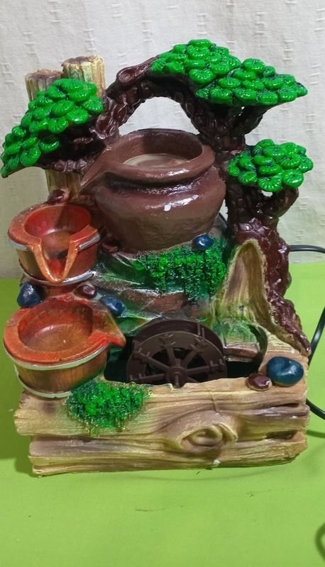 Lote siguiente: Fuente cascada de agua con luces para decoración