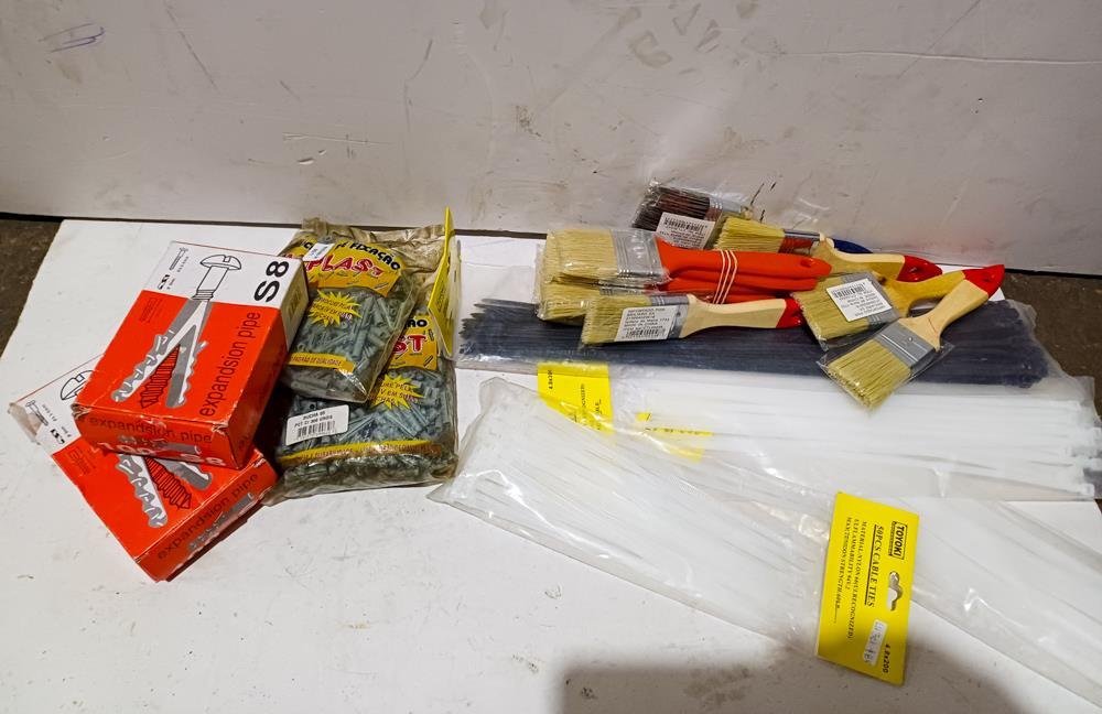 Lote de Tacos Fisher, Precintos y Pinceles Varios